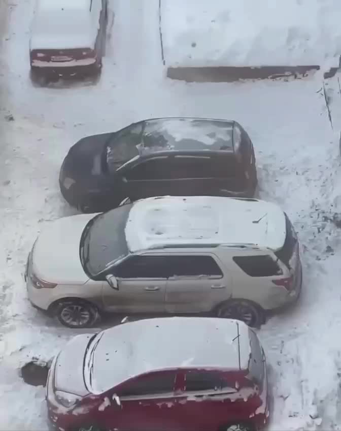 Коммунальные службы уронили лед с крыши на автомобили в Москве