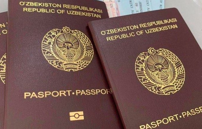 Узбекистан в 2025 году поднялся на 8 мест в рейтинге паспортов от Henley Partners Республика заняла 72 е место при этом узбекистанцы могут посетить 62 страны без виз или с выдачей визы по прибытию Первое место сохранил Сингапур для граждан которого не требуются визы в 193 странах и территориях Второе место разделили Япония и Южная Корея а третье семь европейских стран Афганистан остается главным аутсайдером www spot uz ru 2025 09 08 henley passport Telegram Instagram YouTube