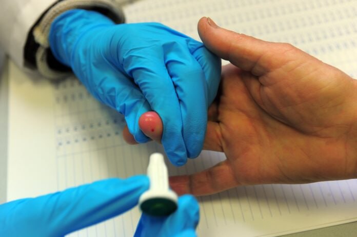 Неделя борьбы с диабетом стартовала в Якутии Неделя борьбы с сахарным диабетом приуроченная ко Всемирному дню борьбы с диабетом 14 ноября проходит с 10 по 14 ноября в республике Мероприятия направлены на информирование населения о причинах симптомах и мерах профилактики этого заболевания Программа помощи диабетикам реализуется в Якутии в рамках федерального проекта Борьба с сахарным диабетом который входит в национальный проект Продолжительная и активная жизнь инициированный Президентом РФ Владимиром Путиным Подробнее читайте по ссылке Фото ИТАР ТАСС Владимир Смирнов yk24 ru в MAX Telegram ВК VK Видео