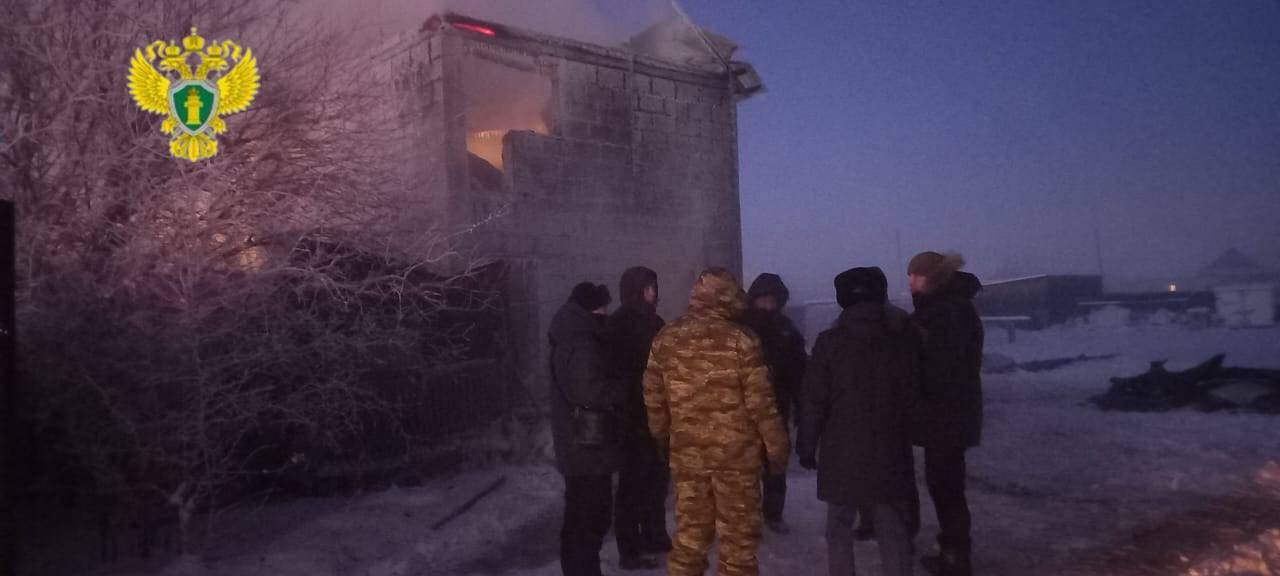 Прокуратура взяла на контроль установление обстоятельств пожара в Октемцах В частном доме в селе Октемцы Хангаласского района произошло возгорание По предварительной информации есть погибшие Причины и обстоятельства пожара устанавливаются На место выехал прокурор Хангаласского района Альберт Готовцев Фото Прокуратура РС Я YakutiaMedia Новости Якутии
