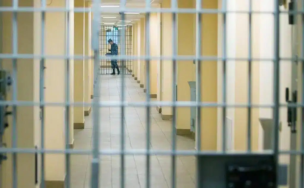 К Дню Конституции в Узбекистане помиловали 615 человек Президент Шавкат Мирзиёев подписал указ о помиловании 615 осужденных к 33 летию Конституции 220 человек полностью освободят от наказания 123 выйдут по УДО 97 получат более мягкое наказание еще 175 сокращение срока Среди помилованных 9 иностранцев 29 женщин 23 человека старше 60 лет и 264 человека до 30 лет включая двух несовершеннолетних В прошлом году к Дню Конституции были помилованы 483 человека Узбекистан Общество centralasianow Подписаться на канал