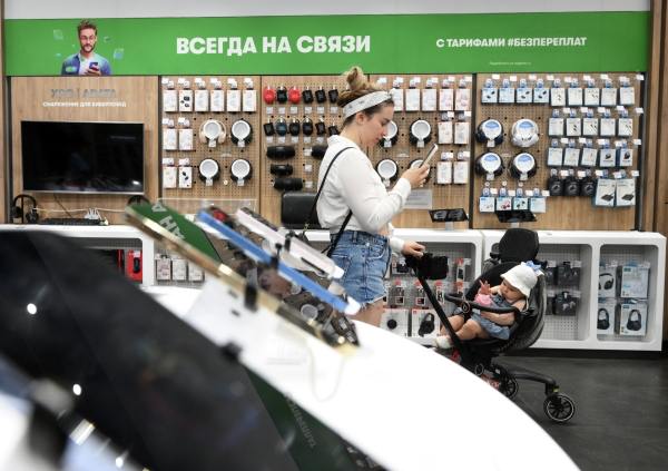 Производители смартфонов из Китая предупредили ретейлеров о повышении цен до 30 Увеличение стоимости гаджетов ожидается в феврале Такие данные со ссылкой на два источника приводят Известия Собеседники издания утверждают что основная причина роста цен подорожание компонентов отвечающих за память устройств Участники рынка уже получают обновлённые прайс листы в которых указаны повышенные закупочные цены Наиболее заметные изменения ожидаются в среднем и верхнем ценовых сегментах а также на моделях с увеличенным объёмом встроенной памяти и накопителей говорится в материале Поставщики прогнозируют что стоимость устройств в зависимости от бренда линейки и объёма памяти вырастет на 15 30 Подписаться на Говорит Москва Telegram VK MAX