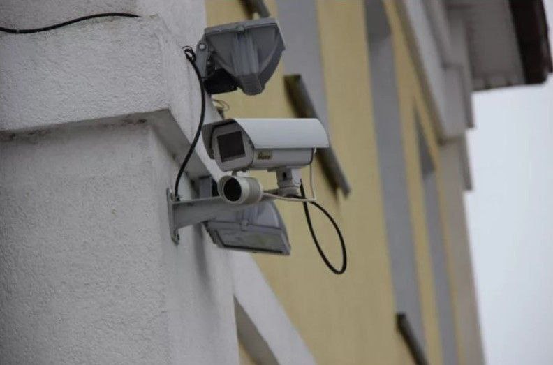 Оснащаем улицы и соцучреждения Костромы системами видеонаблюдения С помощью камер поддерживаем общественный порядок Также устройства наблюдения помогают правоохранительным органам предотвратить правонарушения или установить личность преступников В этом году в Костроме установили больше 80 камер Почти половина их них на территориях образовательных учреждений Камеры помогают в режиме реального времени следить за безопасностью детей Также оборудование разместили на общегородских территориях и перекрестках Всего у нас установлено 1156 видеокамер но потребность в расширении охвата территорий системами слежения еще есть В следующем году планируем закупить еще больше 100 единиц оборудования Управлению территориальной безопасности поручил начать подготовку к конкурсным процедурам Приступить к монтажу и подключению камер к аппаратно программному комплексу Безопасный город нужно уже в начале года Поскольку прежде всего это безопасность наших жителей