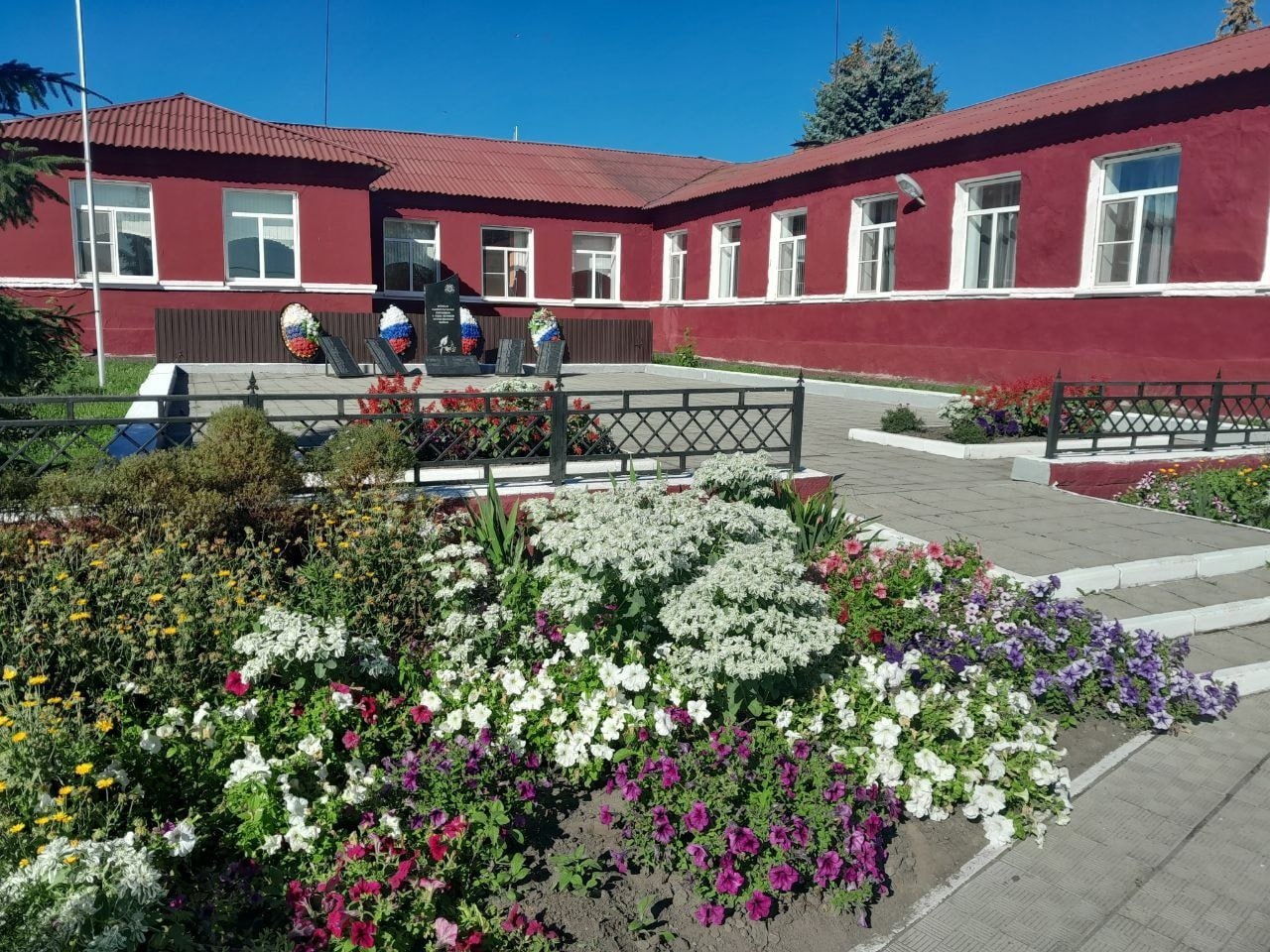 Курские власти наконец то приманили москвичей к стройке школы федеральными 900 млн рублей Единственным участником аукциона по поиску подрядчика для возведения нового корпуса для МБОУ Новопоселеновская средняя общеобразовательная школа стала компания из Москвы В торгах победила строительная компания АО Укс инженерных коммуникаций сооружений и дорог Власти готовы были выделить на эти цели 887 млн рублей Несмотря на то что компания была единственным участником она все равно снизила цену на свои услуги до 882 6 млн рублей Новый корпус школы появится в деревне Цветово на улице Школьная Работы нужно выполнить до апреля 2027 года Интересно что первые торги не состоялись из за того что все заявки компаний были отклонены Кроме того две московские компании ООО Люкстройинвест и ЮСК подавали жалобы на проведение торгов так как именно их заявки и были отклонены Жалобы были признаны необоснованными АО Укс инженерных коммуникаций сооружений и дорог по последним данным на март 2023 года принадлежала Московской палате недвижимости исключено из ЕГРЮЛ в 2006 году Генеральный директор Алексей Самохвалов Выручка компании по итогам 2024 год составила 814 8 млн чистая прибыль 2 8 млн рублей Компания взяла не первый контракт в Курской области Сейчас она за 349 6 млн рублей в селе Дичня занимается реконструкцией тепловой сети а в деревне Ефремовка за 49 млн рублей реконструкцией водоснабжения Всего компания заключила 120 контрактов на 7 7 млрд рублей Подписывайся на Площадь
