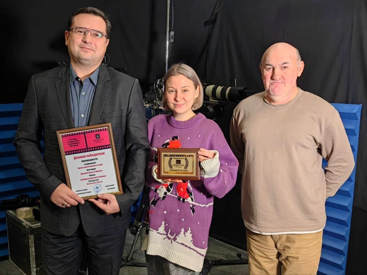 Туманные картинки Сахалина завоевали ещё одну награду В этот раз работу творческой мастерской Европеец Азиат Сахалинского кинодосугового объединения по достоинству оценили на VI Международном кинофестивале LifeStyle Cinema Ранее Туманные картинки Сахалина победили на Всероссийском фестивале Белая птица в Казани а также прошли в полуфинал престижного Фестиваля документального кино MosDocFest Фильм создан при поддержке губернатора Сахалинской области Валерия Лимаренко и регионального министерства культуры и архивного дела в честь 100 летия кинопроката Сахалинской области Премьера состоялась в мае 2025 года в ККЗ Октябрь а в широкий прокат Туманные картинки Сахалина вышли уже в декабре Над картиной работали генеральный продюсер Дмитрий Орлов режиссёр Вячеслав Деняков сценарист Елена Гурьянова операторы Эля Мухаметова и Максим Чернобровкин