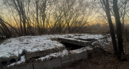 Двое детей погибли в коллекторе заброшенной фабрики в Кузбассе Трагедия разыгралась в Прокопьевске По предварительной информации двое десятилетних мальчиков гуляли одни на территории бывшей колбасной фабрики где провалились под лёд в заполненное водой подземное сооружение Спасти детей не удалось СК возбудил уголовное дело Главное здесь Подписывайтесь