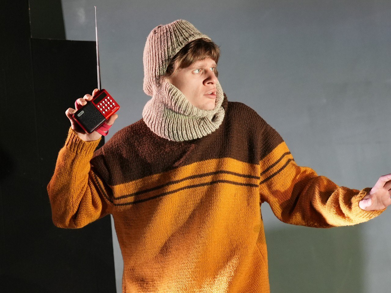 Большой театр кукол представит премьеру Петербургские сонеты Вилья́ма Шекспира На сцену выйдут артисты Мастерской Руслана Кудашова Основой для спектакля стали собранные студентами зарисовки из жизни В постановке Екатерины Ложкиной Белевич Петербург кружится в своей повседневной суете лица сменяют друг друга Ничто не передаст и не отразит эти тонкие незаметные движения человеческих душ так точно как строки шекспировских сонетов Первые показы пройдут 23 и 24 января на Средней сцене театра