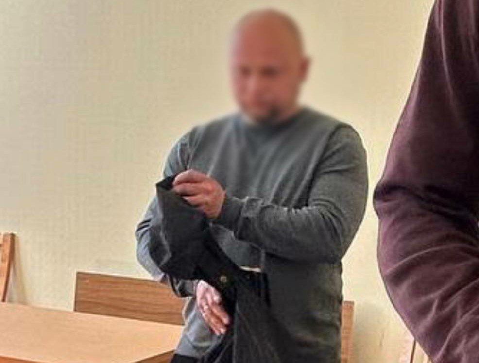 В Архангельске осудили владельца «Белого дома» Нибабина, наворовавшего на строительстве больницы Октябрьский районный суд согласился с позицией прокуратуры и признал виновным 44-летнего руководителя ООО «Белый дом» виновным по ч. 4 ст. 159 УК РФ «Мошенничество, то есть хищение чужого имущества путем обмана, совершенное с использованием своего служебного положения, в особо крупном размере». Единственным учредителем и управляющим фирмы являлся небезызвестный Сергей Нибабин. В период с 2020 по 2022 годы Нибабин при исполнении контракта по строительству больницы в посёлке Соловецкий организовал изготовление и предъявление документов, которые содержали ложные данные о проведении работ якобы в полном объёме по монтажу предназначенной для энергоснабжения больницы дизельной генераторной установки, а также исследованию технического состояния объектов культурного наследия при использовании дорог общего пользования. Общая сумма причиненного бюджету ущерба составила более 11 миллионов рублей. Вину в совершении преступления Нибабин признал в полном объеме, возместив причиненный ущерб. Суд назначил бизнесмену следующее наказание: 4 год условно с испытательным сроком 3 года. «Уголовное дело возбуждено на основании материалов проверки Приморской межрайонной прокуратуры и результатов оперативно-розыскной деятельности РУ ФСБ России по Архангельской области, расследовано Приморским МРСО СУ СК России по Архангельской области и НАО», — резюмировали в пресс-службе областной прокуратуры. Фото пресс-службы областной прокуратуры