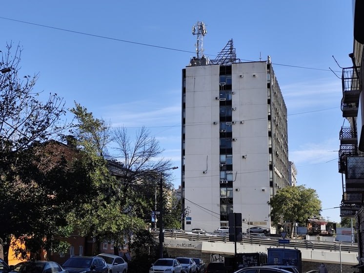 В Ростове уже почти год застройщики не получают разрешений на строительство Об этом говорится в документах на сайте городской администрации В октябре были введены в эксплуатацию четыре дома дом 7 на бульваре Героев СВО дом 19 на улице Бориса Слюсаря дом 45 на улице Ларина и дом 10 на улице Костенко С 1 декабря 2024 года в Ростове запрещено строить многоэтажные дома Это связано с жалобами жителей на нехватку школ парков и других объектов инфраструктуры Из за массовой застройки возникли дополнительные нагрузки на существующие ресурсы что вызвало недовольство горожан Подписаться на Новости Ростова Прислать новость Мы в Max rostovnews61