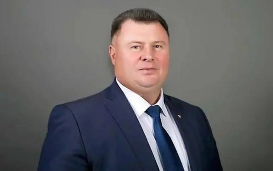 Экс-чиновник администрации белгородского губернатора возглавил Минтранс Владимирской области Министерство транспорта и дорожного хозяйства Владимирской области возглавил Владимир Перцев, бывший глава Белгородского района и экс-чиновник администрации губернатора Белгородской области. О назначении сообщил губернатор Владимир Авдеев в своем телеграм-канале и представил нового министра на заседании областного правительства 9 июня. Перцеву 57 лет, он уроженец Белгородской области, выпускник Белгородского государственного университета и Белгородского государственного аграрного университета, кандидат экономических наук. С 1990 года Перцев работал на муниципальной и государственной службе, занимал руководящие должности в различных районах Белгородчины, был главой администрации города Грайворона, Ракитянского и Белгородского районов, а также руководителем администрации губернатора Белгородской области.