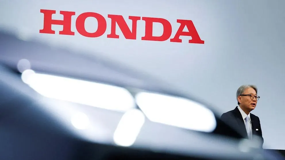 Honda впервые с 1957 года закончила год с убытком Японская Honda впервые с выхода на биржу в 1957 году завершила финансовый год с чистым убытком За год до конца марта 2026 го компания потеряла 423 9 млрд иен около 2 7 млрд долларов сообщают Reuters и AP Главная причина расходы из за пересмотра стратегии по электромобилям Компания вложила большие деньги в электрокары но спрос оказался слабее ожиданий особенно в США после сокращения господдержки Honda уже отказалась от части прежних целей по электромобилям заморозила крупный проект по производству электрокаров и батарей в Канаде и делает больший упор на гибриды Несмотря на провал Honda рассчитывает вернуться к прибыли в следующем финансовом году Поддержать компанию должны сокращение расходов сильные продажи мотоциклов и более осторожная ставка на разные типы машин бензиновые гибридные и электрические BILD Russian