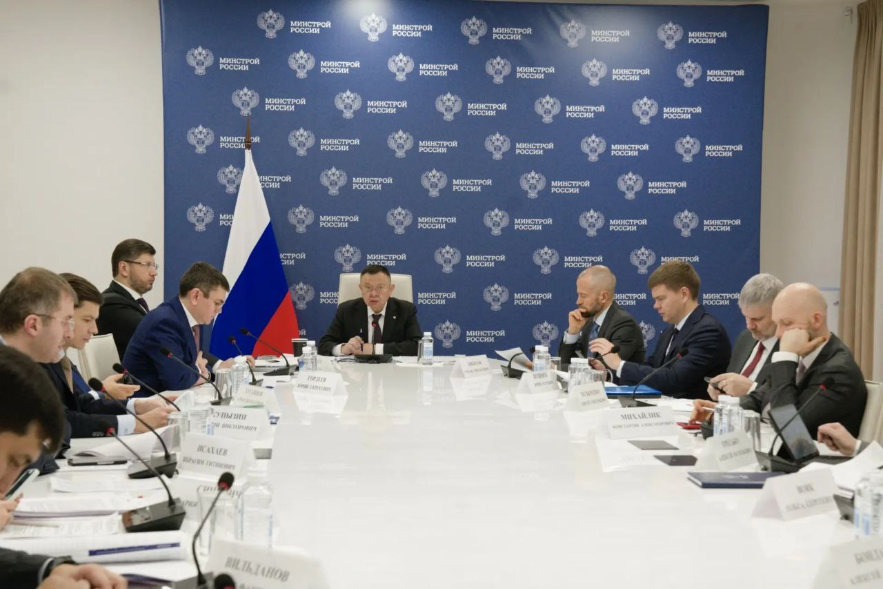 Расселение аварийки градпотенциал и КРТ Ирей Файзуллин подвел предварительные итоги выполнения проектов Министр строительства и ЖКХ РФ Ирек Файзуллин на совместном совещании с регионами и главными распорядителями бюджетных средств подвел предварительные итоги выполнения проектов в 2025 году За год из 1 5 млн кв метров аварийного жилья переселены свыше 83 тыс человек Всего с 2019 года расселено 15 4 млн кв метров что позволило улучшить жилищные условия 910 тыс граждан Градостроительный потенциал России с учетом всех действующих разрешений на строительство по состоянию на 1 декабря 2025 года составляет около 478 8 млн кв метров Для 37 регионов запущена новая программа поддержки проектов комплексного развития территорий В работе находится примерно 1 8 тыс территорий общей площадью 41 тыс га где возможно построить до 300 млн кв метров недвижимости На сегодняшний день в рамках КРТ уже построено более 3 млн кв метров недвижимости По механизму списания регионам 2 3 задолженности по бюджетным кредитам одобрено списание 1 08 трлн рублей из них на мероприятия ЖКХ 46 Реализуется программа Модернизация коммунальной инфраструктуры предусматривающая до 2030 года строительство около 2 тыс объектов водоснабжения и обновление более 50 тыс км инженерных сетей В части развития опорных населенных пунктов утверждена программа охватывающая 2 160 ОНП по всей стране включая город Байконур