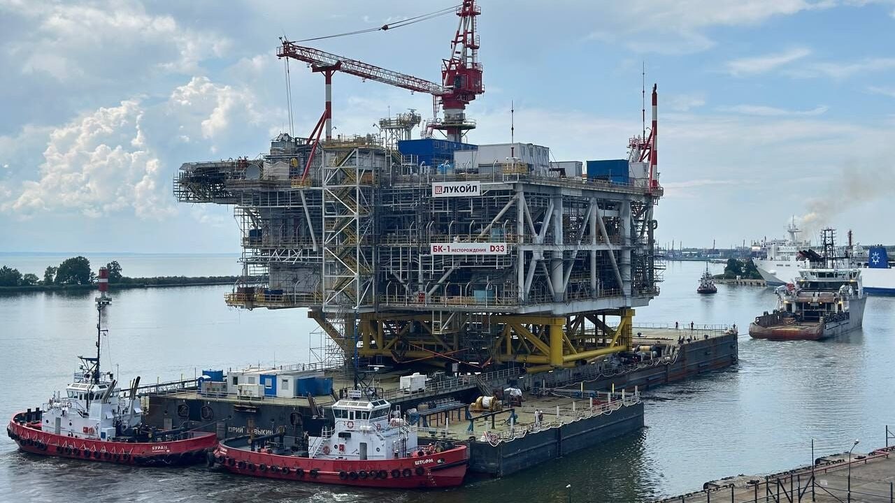 Светловское предприятие «Кливер» завершило постройку верхнего строения морской платформы для месторождения D33 Светловское предприятие «Кливер» Калининградская область завершило работы по строительству и спуску на воду верхнего строения морской стационарной платформы для самого глубоководного объекта в истории российского шельфа. Высота опорного блока — более 90 метров. Это масштабный и технологически сложный проект, реализованный несмотря на все вызовы — включая ограниченный доступ к специализированной морской технике и оборудованию. Нефтяное месторождение D33 расположено в 57 км от побережья Куршской косы в Калининградской области. Это самое крупное месторождение ЛУКОЙЛА из открытых за последнее время на шельфе Балтийского моря. Его запасы составляют около 21 млн тонн нефти. Бурение скважин будет производиться с морской стационарной платформы на глубине около 74 м. Лицензией на освоение участка на континентальном шельфе Российского сектора Балтийского моря владеет ООО «ЛУКОЙЛ-Калининградморнефть». Трасса линейных сооружений пройдет в пределах двух крупных рельефных структур дна Балтийского моря — Гданьской впадины и Куршского возвышения. В районе строительства отмечается сейсмичность 7 баллов, поэтому в проектной документации, одобренной экспертами Главгосэкспертизы России, разработаны дополнительные меры обеспечения устойчивости и безопасности морской платформы и иных объектов обустройства месторождения D33. Проектировщик – ООО «Волгограднефтепроект». Подписаться на «Медиапалубу»