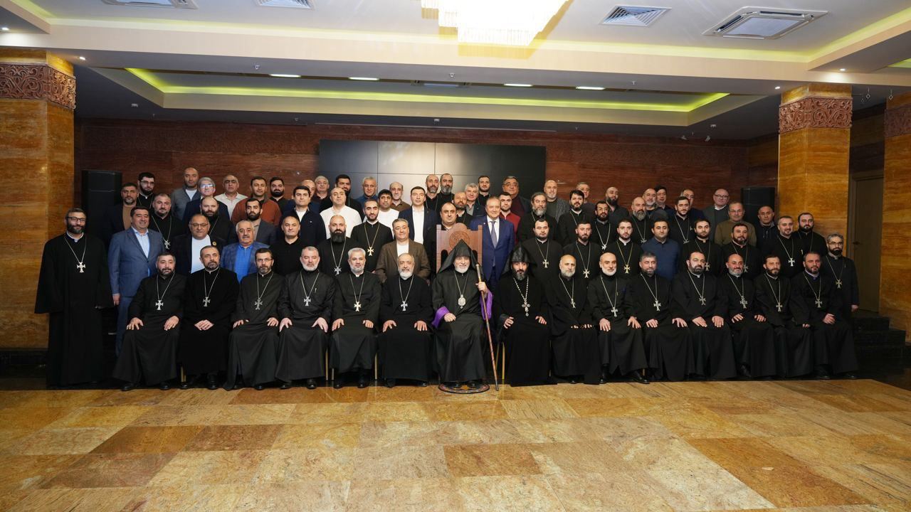 Антицерковная инициатива Пашиняна и 10 епископов нарушает Конституцию а также права ААЦ закрепленные международным правом и законодательством республики заявление Российской и Ново Нахичеванской епархии ААЦ Отмечается что они единодушно поддерживают позицию Эчмиадзина и осуждают антицерковную инициативу представляемую как реформирование ААЦ В документе отмечается что ответственность за возможные необратимые последствия несут премьер министр Армении и поддержавшие его десять епископов нарушившие свой духовный обет В заявлении армянское духовенство России призывает сестер и братьев не становиться орудием и соучастниками богоборческих сил оставаться верными Первопрестольному Святому Эчмиадзину и Католикосу всех армян SputnikARM