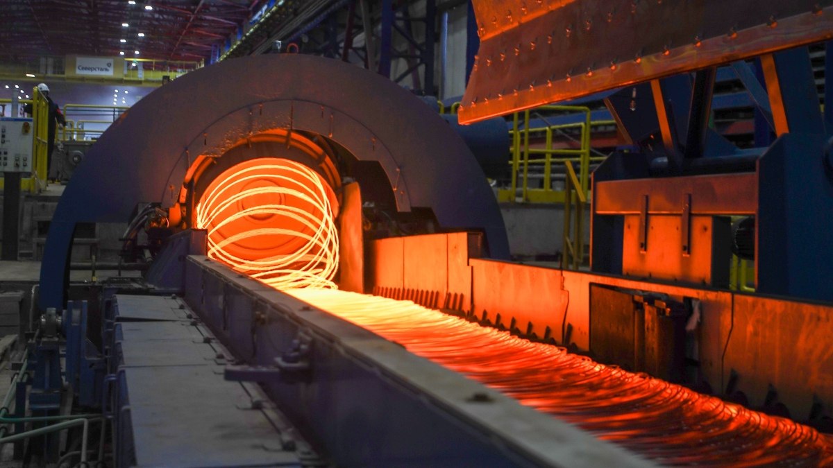 Северсталь запустила в Череповце первую очередь нового сортопрокатного стана Компания Северсталь запустила первую очередь нового сортового стана 170 на площадке Череповецкого металлургического комбината ЧерМК ввод второй очереди планируется в I полугодии 2026 г Общие инвестиции в строительство стана составят 15 млрд руб сообщили в пресс службе компании Общая проектная мощность стана после ввода второй технологической линии составит 900 000 т в год Стан 170 будет выпускать высоуглеродистую катанку полуфабрикат для производства изделий из стали для Северсталь Метиза и заменит стан 150 который выводится из эксплуатации Проект рассчитан не на рост производства а на повышение качества сырья для выпуска новых видов продукции Новый стан позволит компании создать сквозную технологическую цепочку производства высококачественного металлопроката для строительства машиностроения энергетики и горной добычи Опрошенные изданием Ведомости Северо Запад эксперты отмечают что запуск первой очереди нового сортового стана 170 на Череповецком металлургическом комбинате не просто очередной этап модернизации Северстали а стратегический маневр в условиях структурного кризиса отечественной металлургии Подробнее в материале на нашем сайте Северсталь Подпишитесь на Ведомости Северо Запад