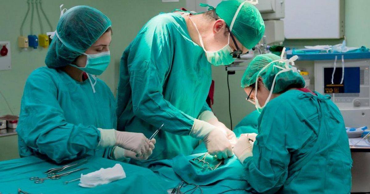 Алтайские онкологи за семь лет вылечили пациентку от пяти разных видов рака В Алтайском крае врачи онкологического диспансера помогли женщине справиться сразу с пятью злокачественными заболеваниями которые были выявлены у нее за последние семь лет Последний диагноз редкая аденоидная базально клеточная карцинома шейки матки врачи поставили недавно Ранее пациентка перенесла неходжкинскую лимфому рак кожи рак красной каймы нижней губы и карциному нижней губы Все заболевания выявляли на нулевой или первой стадии во время ежегодных профилактических осмотров что позволило провести радикальное лечение После последней операции дополнительная терапия женщине не потребовалась Сейчас она уже выписалась из стационара и вернулась домой рассказали в группе Алтайского краевого онкологического диспансера МЫ В МАХ