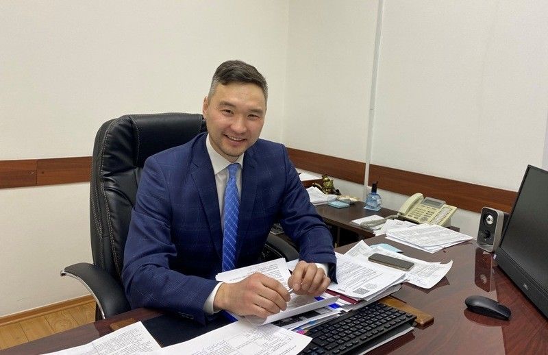 Начальника управления капстроительства Бурятии Анатолия Урбанова задержали Как стало известно Ариг Ус, силовики нагрянули к нему сегодня утром. О причинах задержания официально пока не сообщается. Анатолий Урбанов - уроженец Еравнинского района. Ранее он работал в Упрдор «Южный Байкал», «Улан-Удэстройзаказчик». В 2020-м вступил в должность замначальника по строительству Управления капитального строительства, в том же году - возглавил его.