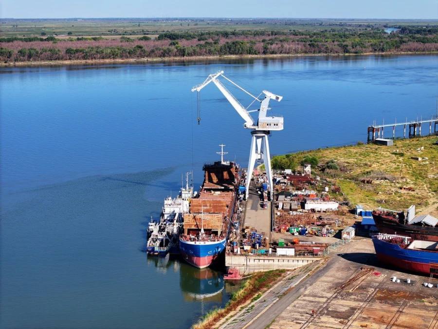 На площадке Лотос ЮЦСС ОСК приступили к швартовным испытаниям на сухогрузе проекта RSD 49 Каспийский берег В ходе испытаний специалисты завода проведут проверку работы основных общесудовых систем и систем главной энергетической установки Параллельно с пуско наладочными работами продолжится обустройство и отделка жилых и служебных помещений теплохода Универсальные сухогрузы проекта RSD 49 предназначены для транспортировки генеральных навалочных лесных зерновых и крупногабаритных грузов а также опасных грузов в Каспийском море а также в Средиземном Черном Балтийском Белом и Северном морях включая рейсы вокруг Европы и в Ирландское море зимой Подробнее