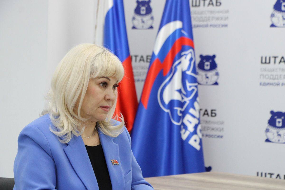 Координатор партийного проекта Крепкая семья депутат Виктория Голубева провела прием граждан в общественной приемной Единой России в Магаданской области Встреча состоялась в рамках тематической недели по социальным вопросам Большинство обращений колымчан были связаны с условиями предоставления социальных льгот и гарантий Одну из заявительниц проконсультировали по мерам поддержки неработающих старожилов Магаданской области в частности по компенсации расходов на оплату взносов за капитальный ремонт общего имущества в многоквартирном доме Кроме того парламентарию поступили предложения по благоустройству областного центра В ходе сегодняшнего приема были затронуты вопросы значимые для граждан пенсионного возраста По итогам рассмотрения одного из обращений принято решение организовать дополнительную встречу на которой юристы детально расскажут заявительнице обо всех доступных ей мерах социальной поддержки рассказала Виктория Голубева Региональная общественная приемная партии Единая Россия расположена по адресу г Магадан ул Горького 6А Штаб общественной поддержки Единой России Телефон для записи 8 4132 600 960 Мы в MAX ВК ДЗЕН ОК