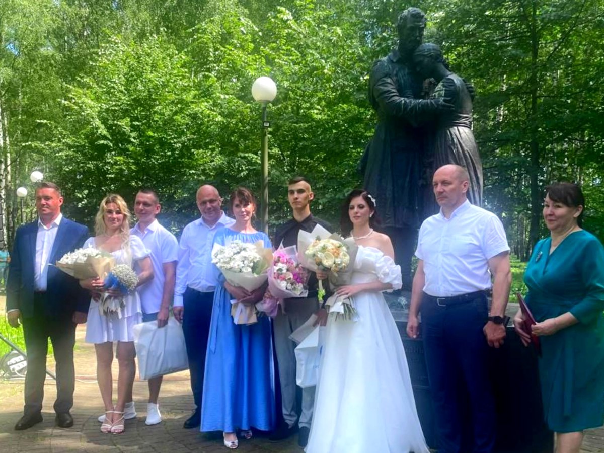 5 июня в Десногорске у памятника Петру и Февронии — символа крепкой любви и верности — чествовались новобрачные, которые решили скрепить себя узами брака накануне Дня семьи, любви и верности! Тёплые поздравления принимали замечательные семьи: Ивановых, Назаровых, Яковлевых и Афанасьевых. Каждая из них — пример настоящей поддержки и взаимопонимания! Праздник украсили добрые слова от главы города Анатолия Терлецкого, заместителя директора Смоленской АЭС Эдуарда Сеновоза и начальника отдела ЗАГС Татьяны Тимофеевой. Также молодоженам вручили подарки от Смоленской АЭС и цветы. Пусть в каждой семье царит любовь, взаимопонимание и счастье!