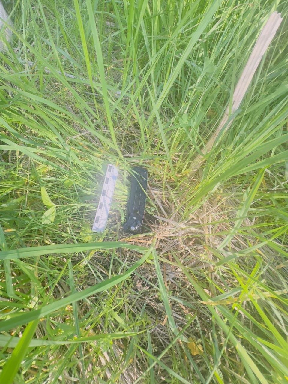 В городе Гагарин молодую женщину подозревают в совершении убийства своей знакомой   Следственными органами Следственного комитета Российской Федерации по Смоленской области возбуждено уголовное дело по признакам преступления, предусмотренного ч. 1 ст. 105 УК РФ по факту обнаружения тела женщины с колото-резаными ранами в области шеи в подъезде общежития в городе Гагарин Смоленской области.  В ходе расследования уголовного дела установлено, что в ночное время 24 мая возле общежития на улице между потерпевшей и подозреваемой возник конфликт. Позже подозреваемая зашла в подъезд, где из чувства мести из-за раннего конфликта нанесла потерпевшей ножевые ранения в шею. После чего, с целью сокрытия орудия преступления, выкинула нож на придомовой территории.  Подозреваемая задержана, с ее участием проводятся следственные действия. Следствие намерено ходатайствовать об избрании в отношении нее меры пресечения в виде заключения под стражу.   Сотрудники СК продолжают выполнять комплекс мероприятий, направленных на выяснение всех обстоятельств произошедшего, сбор и закрепление доказательственной базы.