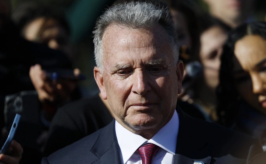 Спецпосланник президента США Стив Уиткофф может стать фигурантом этического расследования из за заключенных с Объединенными Арабскими Эмиратами ОАЭ сделок сообщает издание Semafor Издание пишет со ссылкой на внутреннюю переписку что независимый надзорный орган Госдепартамента рассматривает запрос двух сенаторов демократов о расследовании того нарушали ли должностные лица администрации Трампа этические нормы при заключении сделок с участием Объединенных Арабских Эмиратов Запрос о расследовании направили сенаторы Элизабет Уоррен демократ от штата Массачусетс и Элисса Слоткин демократ от штата Мичиган В Госдепе ответили что рассматривают его