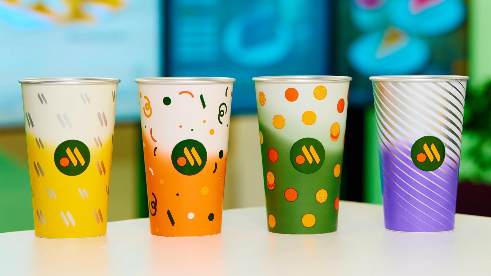 Во Вкусно и точка появились стаканы хамелеоны Они выполнены в нейтральной расцветке и их палитра проявляется при контакте с холодным напитком Всего четыре расцветки жёлтая оранжевая зелёная и фиолетовая Специальные Комбо с праздничными стаканами можно заказать во всех предприятиях Вкусно и точка и в доставке А ещё сегодня в меню появились первые блюда к Китайскому Новому году Rozetked Подписаться