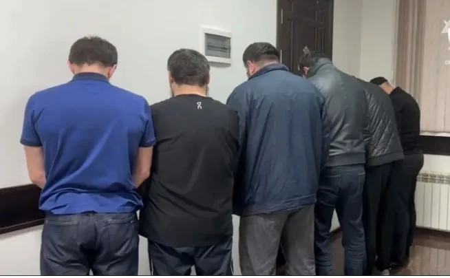 11 жителей Дагестана подозреваются в создании экстремистского режима в одном из сёл Следственный комитет Дагестана возбудил уголовное дело в отношении 11 жителей села Губден Карабудахкентского района Их подозревают в организации экстремистского сообщества и участии в нем ст 282 1 УК РФ По данным следствия группа действовала более десяти лет с 2015 по апрель 2026 года Участники объединения придерживаясь радикальных взглядов фактически создали в населенном пункте параллельную систему власти Группировка организовала круглосуточное видеонаблюдение по периметру села и установила блокпосты ограничивая въезд и выезд транспорта особенно в ночное время Для контроля над местными жителями были созданы патрули Лиц чей образ жизни не соответствовал идеологии сообщества задерживали и доставляли в специальные помещения где подвергали физическому и психологическому насилию Уголовное дело возбуждено на основании материалов УФСБ и МВД Дагестана На данный момент 9 фигурантов уже заключены под стражу в отношении еще двоих вопрос о мере пресечения решается в суде РИА Дагестан в МАХ