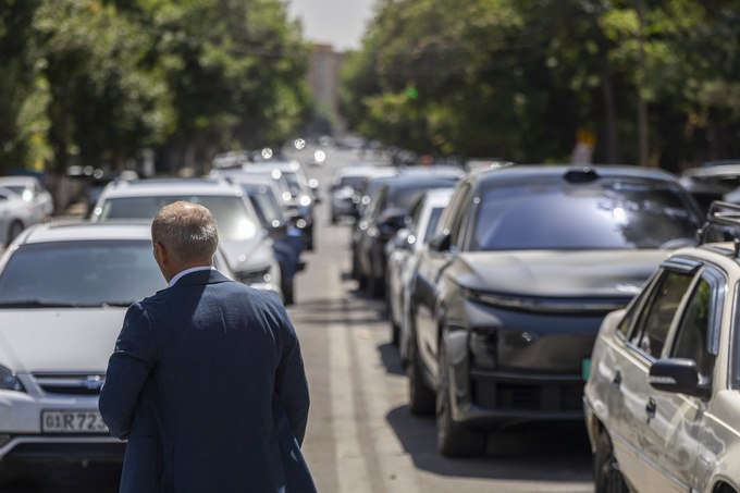 В Узбекистане изучат факторы влияющие на разницу цен на автомобили у местных производителей официальных и неофициальных дилеров Межведомственная комиссия по вопросам ВТО поручила Комитету по конкуренции вместе с Министерством экономики и финансов внести в Администрацию президента инициативы по оптимизации цен и их регулированию Предложения должны быть внесены не позднее начала октября Узстандарту поручено следить за качеством и безопасностью иномарок на основе рыночного контроля Если ведомство выявит несоответствие действующим требованиям или получит достаточное количество жалоб от потребителей оно должно принять меры согласно регламенту www spot uz ru 2025 09 04 car prices Telegram Instagram YouTube
