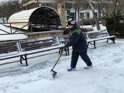 607 жилищников в Донецке взялись за лопату в борьбе со снежной стихией  Коммунальщики активно расчищают снег во всех районах города.  Во всех районах Донецка жилищными предприятиями продолжается очистка от снега и посыпка придомовых территорий и подъездных путей к контейнерным площадкам, - рассказал Алексей Кулемзин.