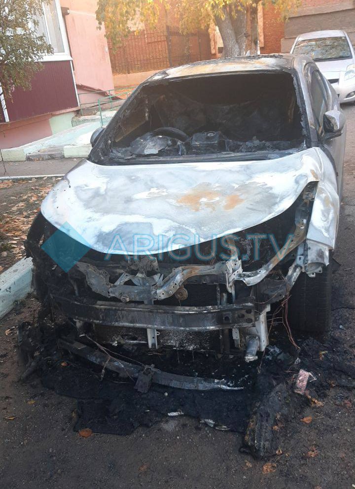 Неизвестный поджег машину в Улан Удэ Автомобиль выгорел на 2 кв м в Октябрьском районе Предварительно причиной пожара стал поджог передает МЧС Бурятии Очевидцы сообщают что возгорание произошло во дворе одного из домов на улице Шумяцкого Пламя вспыхнуло накануне ночью   Канал Ариг Ус в MAX