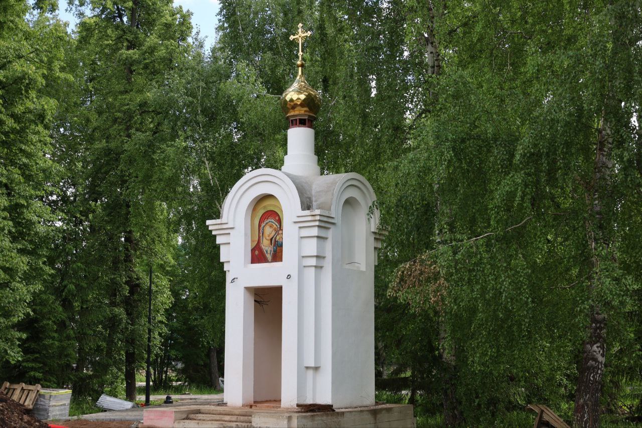 В Стерлитамаке продолжают приводить в порядок парк Кирова. Работы начались в прошлом году и должны завершиться в этом. Сейчас уже подведена вода к фонтану, установлены фонарные столбы и идет монтаж плафонов. Рабочие укладывают брусчатку, привезли уличную мебель. Уже почти закончена прокладка кабеля, ставят камеры и оборудование на детские площадки. По словам мэра, деревья сохранят, а вокруг парка сделают живую изгородь. Подпишись на «Короче, Стерлитамак»