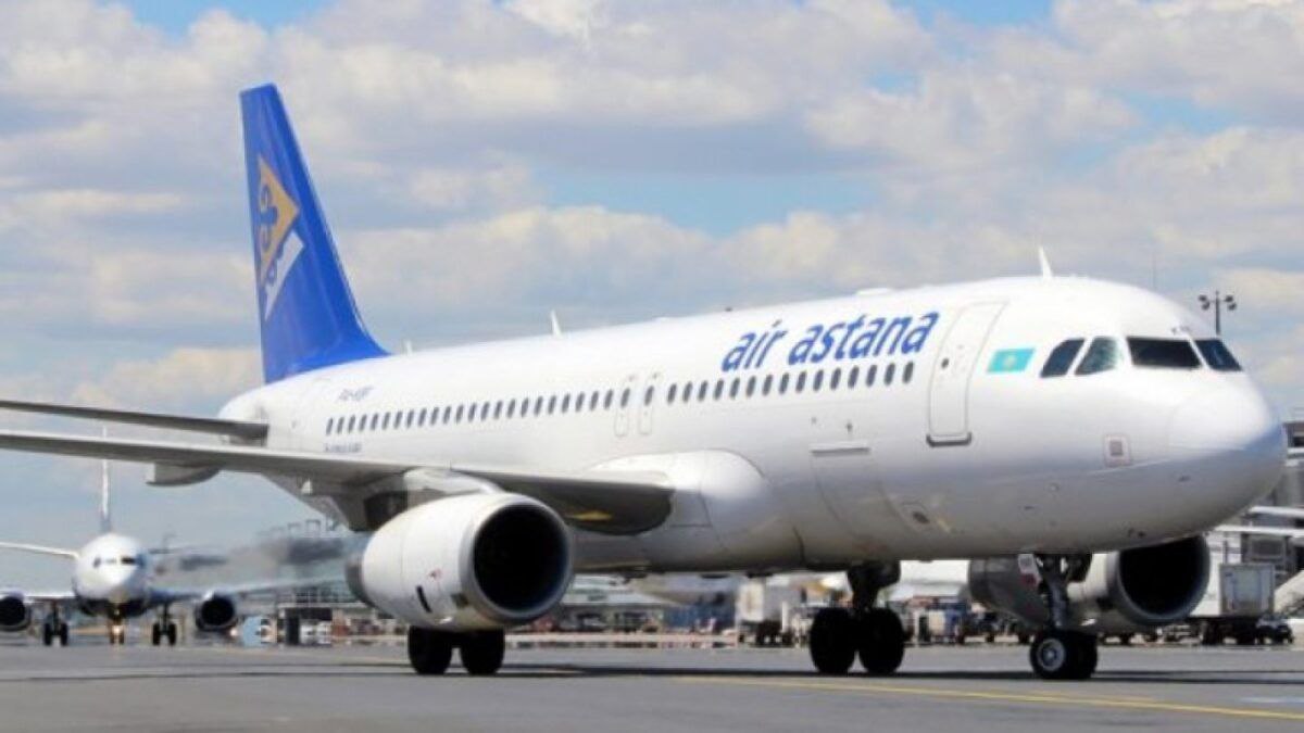 Самолёты Air Astana и FlyArystan будут облетать воздушное пространство Ирана и Ирака В авиакомпании сообщили об изменениях в маршрутах некоторых регулярных и чартерных рейсов Air Astana и FlyArystan из-за закрытия воздушного пространства Ирана и Ирака. Рейсы, следующие в Шарм-эль-Шейх, Дубай, Доху и Медину, выполнят в облёт указанных стран. “Air Astana внимательно отслеживает ситуацию и будет информировать о последующих изменениях”, – сообщил перевозчик. Пассажиров просят проверять статус своих рейсов, так как возможны корректировки во времени вылетов и прилётов. Вместе с тем, аэропорт Бен-Гурион в Тель-Авиве временно приостановил работу, в связи с повышенной боеготовностью ПВО Израиля. Согласно данным онлайн табло воздушной гавани, все авиарейсы отменили до утра. Фото: пресс-служба Air Astana /CMN_KZ