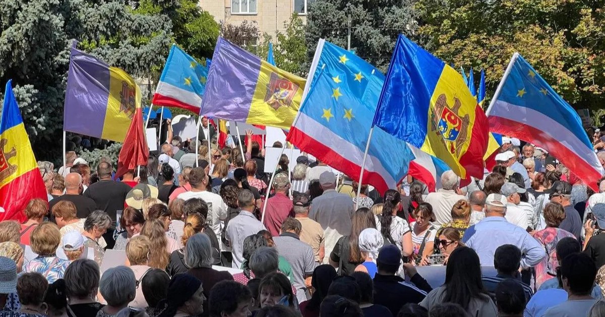 В Чадыр Лунге прошёл митинг в поддержку главы Гагаузской автономии в составе Молдовы Евгении Гуцул Советник главы автономии Михаил Влах заявил что на Гуцул оказывалось и продолжает оказываться колоссальное политическое давление Мы собрались сегодня чтобы призвать центральные власти прекратить беспредел и отпустить Гуцул на свободу подчеркнул он Влах добавил что власть в Молдове перешла все красные линии и арестовала Гуцул незаконно Участники митинга направили обращения международным лидерам с просьбой защитить маленькую Гагаузию