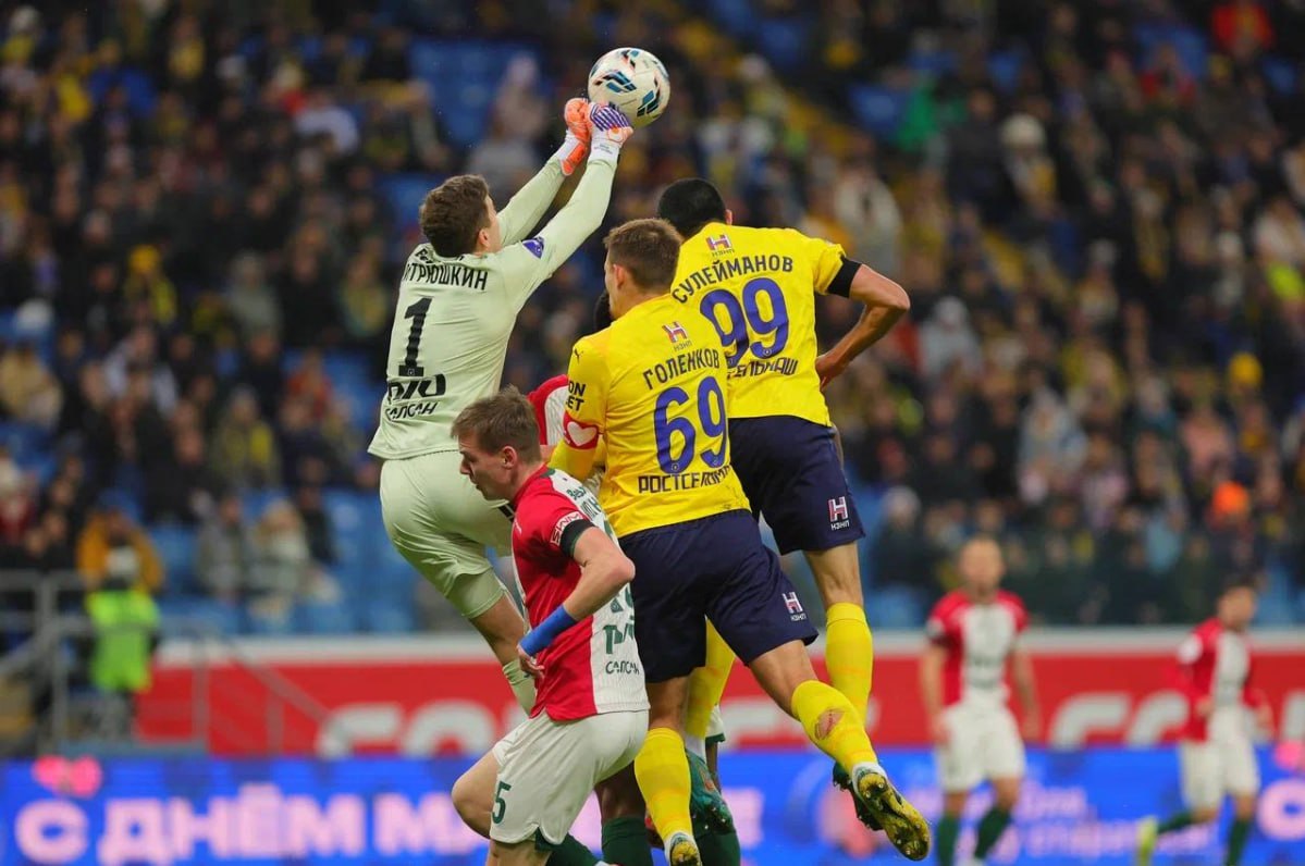 Локомотив победил Ростов благодаря голу Комличенко с пенальти Локомотив одержал гостевую победу над Ростовом в 17 м туре РПЛ со счетом 3 1 Счет на третьей минуте открыл Дмитрий Баринов с передачи Алексея Батракова Хозяева ответили голом Ильи Вахании Победный мяч с пенальти забил Николай Комличенко который с 2021 года до лета 2025 го играл в Ростове Он не праздновал гол в ворота бывшей команды Еще один гол гостей на 77 й минуте забил Жерзино Ньямси после розыгрыша углового В компенсированное время у хозяев Алексей Миронов не реализовал пенальти Ростов Подписаться на РБК Спорт