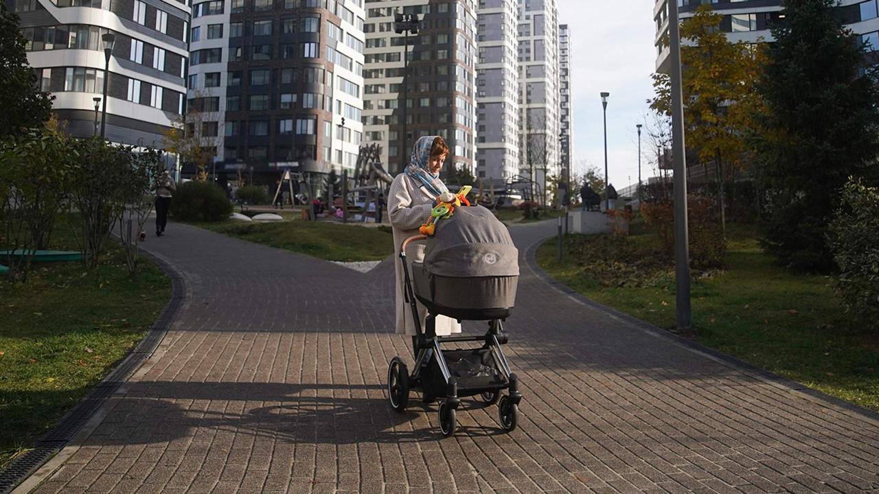 Партия Новые люди внесла законопроект разрешающий использовать маткапитал на ремонт жилья Так семьи смогут самостоятельно решать как улучшать свои жилищные условия Инициатива по мнению депутатов Новых людей поможет молодым семьям быстрее повысить качество жизни а в долгосрочной перспективе станет стимулом для роста рождаемости и укрепления демографической политики страны The Экономист