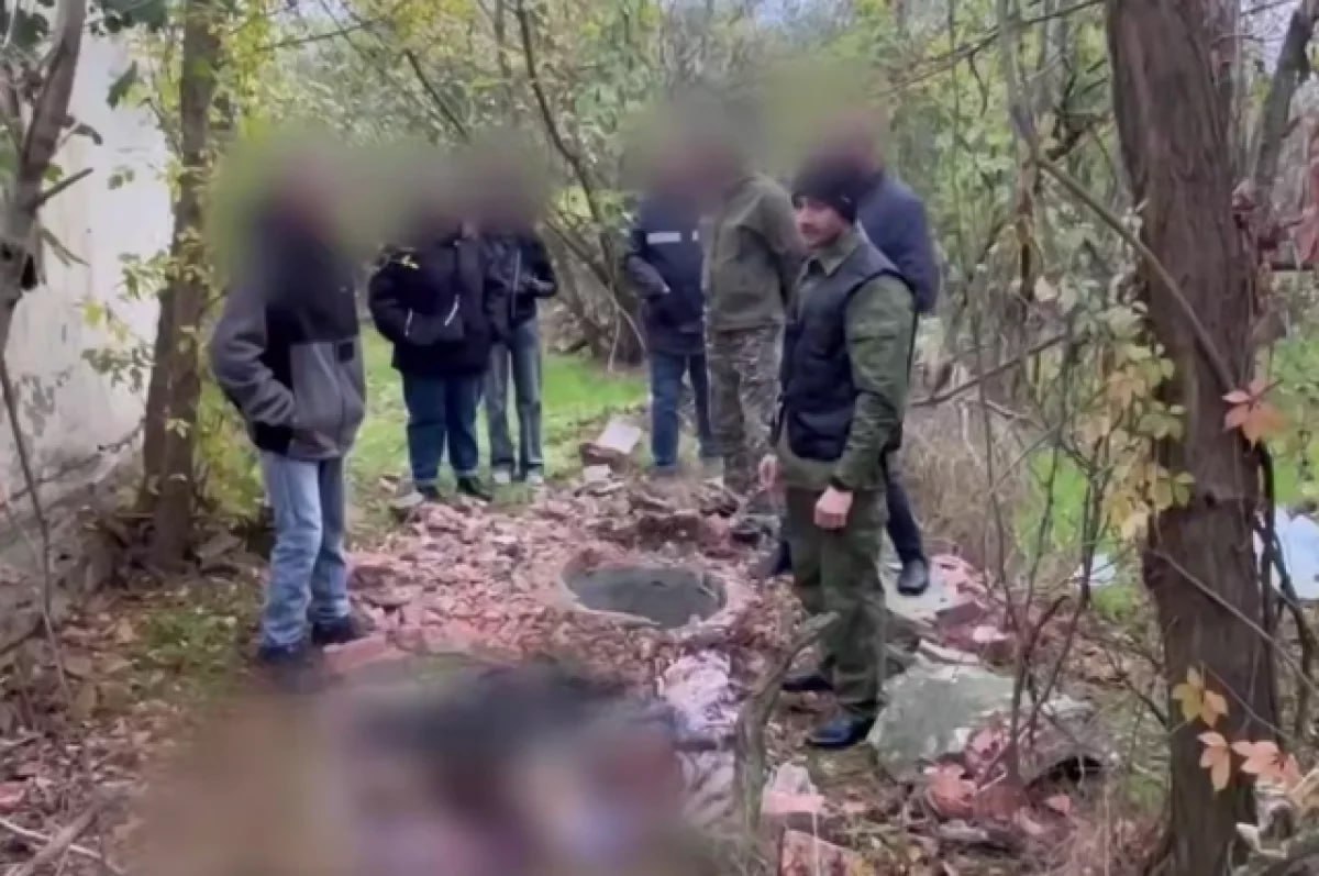 Житель станицы Кущевской задушил сестру инвалида и спрятал в колодце В октябре в полицию Кущевского района поступила информация что 41 летняя местная жительница два месяца не получает пенсию по инвалидности и отсутствует по месту жительства Позже высинилось что к убийству женщины может быть причастен ее 54 летний брат Во время допроса мужчина сознался в убийстве и рассказал куда спрятал тело 15 сентября вместе с сестрой он находился в летней кухне в хуторе Нижнеглебовка Кущевского района Они поссорились и на эмоциях он задушил родственницу После он сбросил труп в колодец на окраине хутора закидал мусором и газетами и попытался поджечь Окружающим мужчина сообщил что сестра уехала погостить к родственникам в другой регион Мы в Мах АиФ Краснодарский край в ТГ