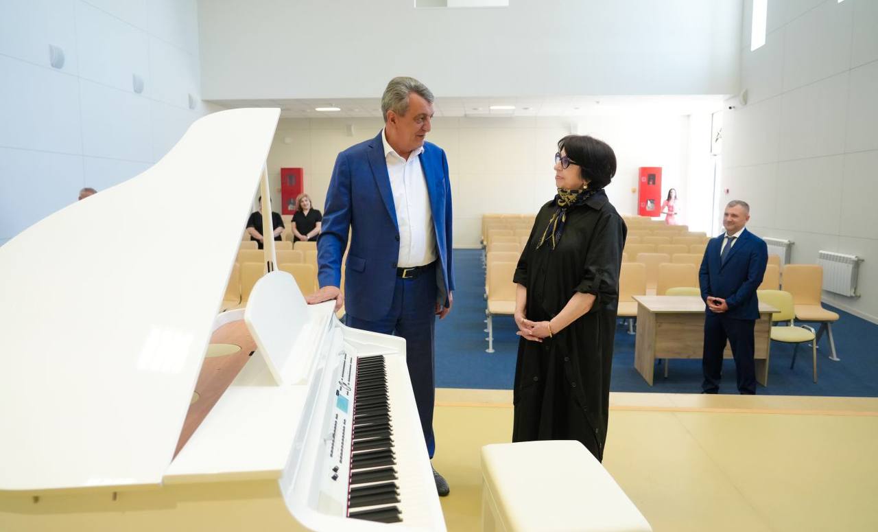 Ученики Бесланской детской музыкальной школы получили от имени Председателя Правительства России Михаила Мишустина ценный подарок – цифровой рояль.  Новый музыкальный инструмент коллективу и ученикам школы передал Глава РСО – Алания Сергей Меняйло.  Напомним, Михаил Мишустин побывал с рабочим визитом в Северной Осетии в мае этого года, уделив особое внимание городу Беслан. Среди объектов, которые посетил Председатель Правительства России, – Детская музыкальная школа имени Ацамаза Макоева, построенная по генеральному плану комплексного развития Беслана и открывшая свои в двери в 2024 году. Тогда руководитель федерального кабмина пообщался с учениками школы, побывал в нескольких классах учреждения и даже сыграл на осетинской гармонике вместе с бесланской школьницей.   Сегодня музыкальная школа получила подарок от недавнего высокого гостя – цифровой рояль белого цветафирмы Medeli.  Подробнее читайте на нашем сайте.  #alaniagov #севернаяосетия #алания #главарсоа