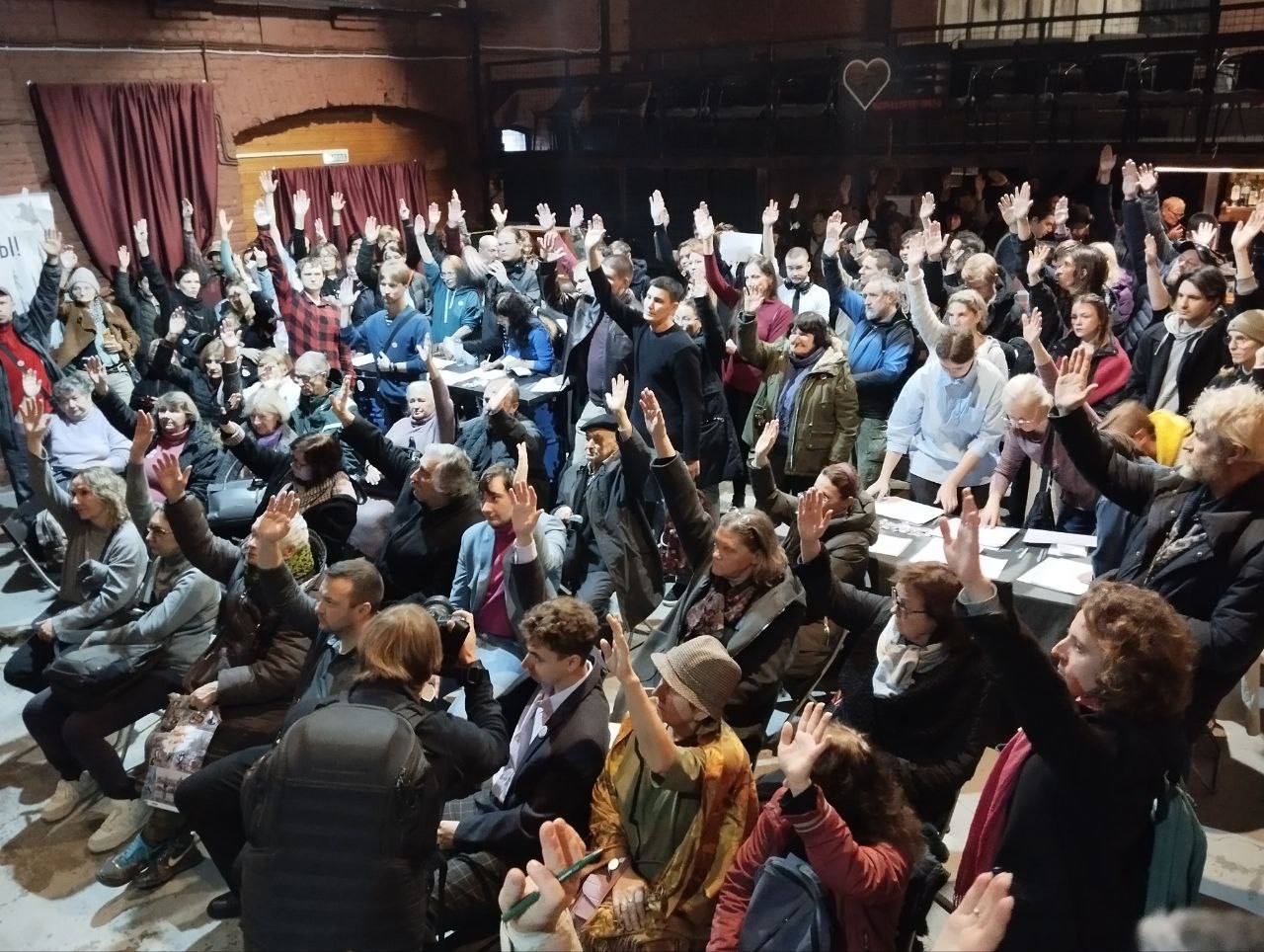 Активисты утверждают что получили 300 бюллетеней для организации референдума против новых небоскрёбов в Петербурге Противники строительства двух новых небоскрёбов Газпрома утверждают что собрали нужное количество бюллетеней на собрании инициативной группы для начала процедуры проведение референдума Теперь как рассказал Ротонде градозащитник Олег Мухин активисты будут подавать документы в горизбирком   Вопрос который предлагают задать петербуржцам звучит так Поддерживаете ли вы запрет на строительство в Петербурге зданий выше 120 метров за исключением инженерных и религиозных объектов Для того чтобы организовать референдум нужно собрать инициативную группу как минимум из 300 человек все они должны проголосовать и подписаться в бюллетенях подписи Градозащитники пытались собраться дважды первый раз на встречу пришли около 130 человек Вторую встречу провели 9 ноября По подсчётам Ротонды на ней было около 150 человек такую же цифру приводит издание ЗАКС ру В Моём районе пишут что на встречу пришли больше 200 петербуржцев По словам Мухина журналисты посчитали количество участников неправильно поскольку некоторые участники выходили Люди приходили уходили кто то в хвосте и на фото не влез кто то курит кого то полицейские проверяли В Петербурге последний референдум проводили в 1991 году тогда горожане решали переименовать ли Ленинград в Петербург В 2017 году петербургский парламент ужесточил требования к численности группы которая может инициировать референдум с 20 до 300 человек В 2018 году активисты собрали 500 человек для организации референдума против строительства ТЦ в парке Интернационалистов однако в заксобрании в итоге отказались проводить голосование В 2024 году активисты безуспешно пытались провести референдум по запрету электросамокатов документы в итоге не приняли Для подачи заявки на проведение референдума нужно получить одобрение горизбиркома и заксобрания а затем заручиться поддержкой минимум 2 избирателей По данным на начало 2024 года это примерно 76 тысяч человек Фото соцсети