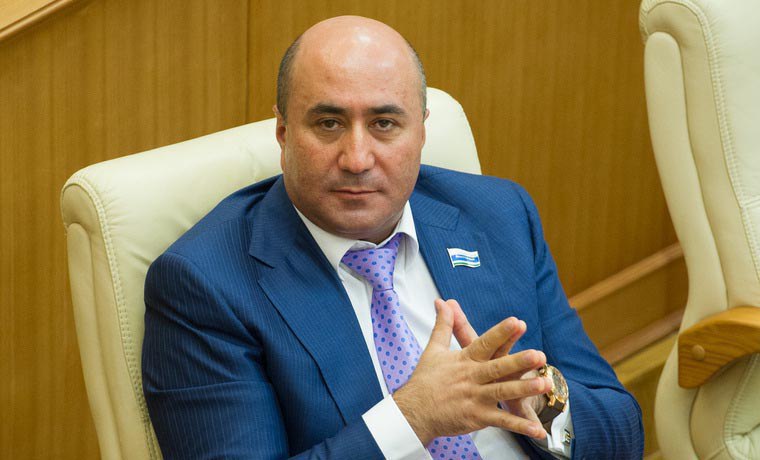 ‼ Вице-спикера свердловского Заксобрания вызвали в суд Межрегиональная инспекция ФНС по контролю и надзору за налогоплательщиками в сфере бюджетного финансирования, выявившая нарушения в деятельности ряда компаний, связанных с семьей вице-председателя ЗССО Армена Карапетяна, вызвала политика в суд в качестве свидетеля для дачи пояснений на заседание 16 июля. В прошлом году налоговики выявили правонарушения в работе ООО ДСК «Строймеханизация» и доначислили 293 млн рублей налогов, которые теперь фирма пытается оспорить в арбитраже. Так как организация осуществляла деятельность, связанную с финансированием за счет средств бюджета, то участие в выездной проверке, приняли участие и профильные сотрудники налоговой. Они и хотят задать Карапетяну уточняющие вопросы.