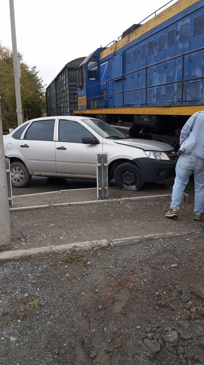 Проскочить не получилось  В Новосибирске водитель легкового автомобиля так сильно спешил, что въехал в грузовой состав на переезде.  ДТП произошло на улице Варшавской. Проезд для машин на данном участке дороги оказался заблокированным.    Вести Новосибирск