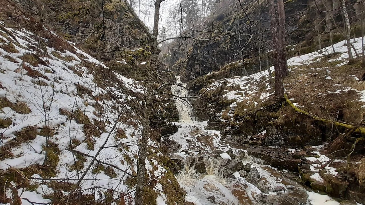 Сухие водопады проснулись на западе Челябинской области  Недалеко от Айских притесов в Челябинской области проснулись сухие водопады – необычная достопримечательность, радующая туристов всего несколько дней в году. Природное явление в этом году заметили раньше обычного из-за теплой погоды.  Сухие водопады расположены рядом с популярной зоной для отдыха – рекой Ай и Айскими притесами. Вот только увидеть их с воды не получится: они скрыты скалами и деревьями, поэтому туристам придется прогуляться пешком.  Свое название достопримечательность получила из-за отсутствия постоянного потока воды: она течет лишь во время таяния снега, несколько дней в году. В остальное время по сухим водопадам можно безопасно гулять, как по ступенькам. При этом раньше здесь текла река.  Пробудившиеся водопады удалось заснять туристам в минувшие выходные, 15 и 16 марта. Из-за тепла таяние снега случилось раньше обычного: в 2024 году, например, вода пошла здесь только в начале апреля.    Фото: vk.com / Борис Викторович. Максим Поляков    Вести Южный Урал   Челябинск