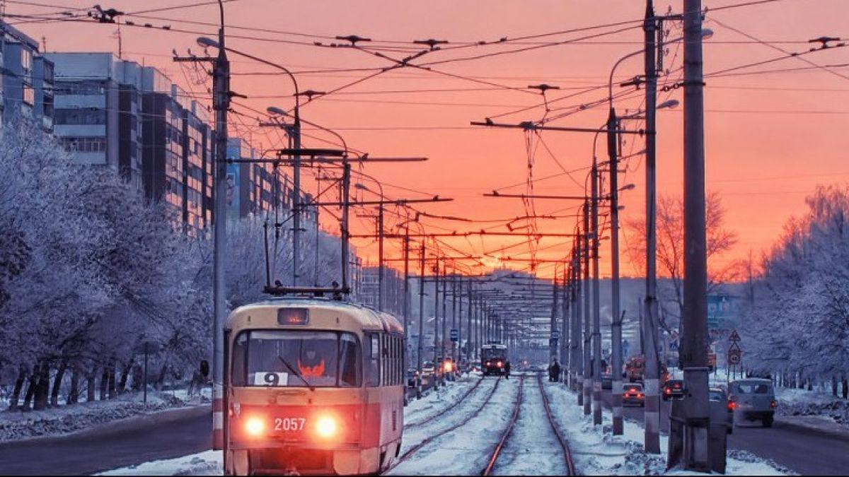 Трамваи и троллейбусы в центре Барнаула временно ходят по другой схеме На перекрёстке проспекта Ленина и проспекта Строителей изменилось движение трамваев 1 4 7 и троллейбусов 1 6 7 Это связано с обрывом контактного провода и неисправностью трамвайно троллейбусного пересечения Трамваи Схема движения трамвая маршрута 1 Докучаево Попова Космонавтов Калинина Северо Западная Антона Петрова Советской Армии Челюскинцев Анатолия Красноармейский площадь Свободы обратно так же Схема движения трамвая маршрута 4 ост Депо 1 площадь Свободы обратно так же Схема движения трамвая маршрута 7 Депо 3 Малахова Власихинская Попова Антона Петрова Челюскинцев Анатолия Красноармейский Змеиногорский тракт Кордон обратно так же Троллейбусы Троллейбусы разворачиваются через ост Дом Быта троллейбусы на автономном ходу едут по маршруту МЫ В МАХ