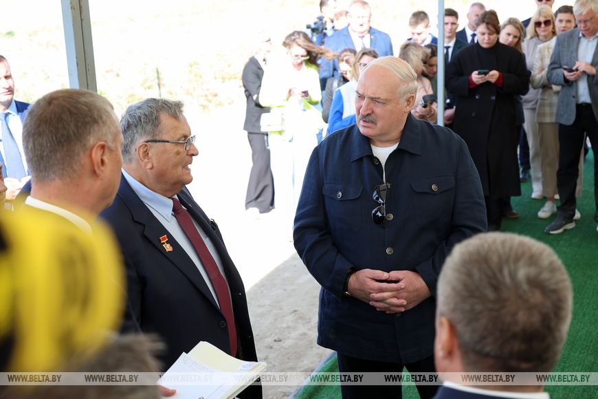 Лукашенко назвал катастрофой ситуацию на необработанных полях что зарастают золотарником Президент потребовал искоренить факты бесхозяйственности которые видел с вертолета Начальники у нас как и в былые времена ездят по дорогам При дорогах все обработано хорошо почти как в Рассвете А дальше все этим золотарником золотой травой заросло Так мужики дело не пойдет сказал Александр Лукашенко