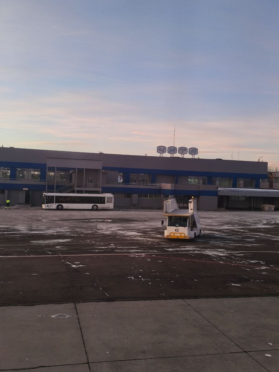 Москва подождёт рейс из Читы снова задержали Рейс Чита Москва который должен был вылететь 25 декабря в 9 20 перенесли уже во второй раз Сначала отправление сдвинули на 13 20 теперь на 15 20 следует из онлайн табло аэропорта Читы По предварительным данным причина позднее прибытие самолётов из за чего поехало расписание Пассажирам советуют не ориентироваться только на табло и уточнять актуальное время вылета у авиакомпании или в справочной аэропорта ZAB RU Проголосовать