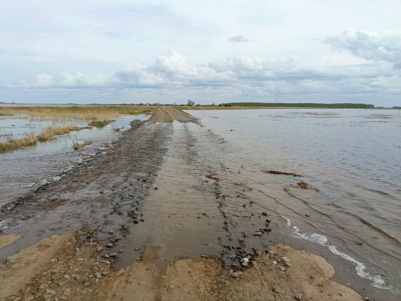 В Абатском районе из-за паводка временно перекрыты пять дорог автомобильная дорога "Ощепково-Назарово" - подтапливается ежегодно в районе низководного моста через р. Ишим; автомобильная дорога "Тушнолобово-Максимова-Макарова", временно нарушено сообщение с с. Водолазово, д. Фирсова. К д. Максимова имеется альтернативный проезд; подъезд к д. Бурдина; подъезд к д. Ефимова - вода подошла сегодня, проезд сохраняется; автомобильная дорога "Тюмень - Ишим - Омск - Водолазово". Во всех населенных пунктах, временно отрезанных паводком от «большой земли», заблаговременно сформирован необходимый запас продуктов питания и других товаров первой необходимости. Дважды в неделю туда выезжают медики. Предусмотрена возможность эвакуации тяжелобольных. В д. Водолазова организован временный пожарный пост, в д.Максимова - добровольная пожарная дружина. Главное управление строительства Тюменской области Подъезд к д. Ефимова.