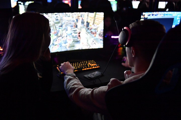 В Якутии выйдет мистическая игра «Ирбэт Тонг» о вечной мерзлоте и голосе земли Якутские гейм-дизайнеры анонсировали выход необычной мистической игры под названием «Ирбэт Тонг» - она исследует темы изменения климата, культурной памяти и связи человека с землёй. Сюжет разворачивается в отдаленной якутской деревне, где начинается тревожное таяние вечной мерзлоты. Игроку предстоит исследовать мир, наполненный образами исчезающей природы, затопленных земель и забытых голосов. Путешествие займет от 40 до 60 минут и позволит почувствовать, как меняется земля под ногами и как природа говорит с теми, кто готов слушать. Авторы вдохновлялись якутскими легендами, шаманскими представлениями и реальными последствиями климатических изменений в Арктике. Визуальный стиль игры - минималистичный и атмосферный, с акцентом на природные детали и символику. Разработчики подчеркивают: «Ирбэт Тонг» не просто история, а эмоциональный опыт, призывающий задуматься о будущем Севера и человечества. Выход проекта запланирован на 28 июля.