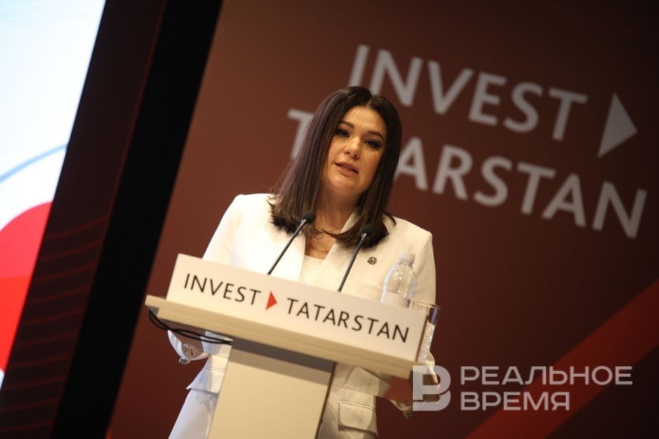 Минуллина о схватках инвесторов Приход каждого нового настоящая бойня Крови не видно Объем частных инвестиций в экономику Татарстана составил 1 3 трлн рублей на треть больше чем в 2024 году 1 3 трлн рублей траншей и капитальных вложений это все таки наши договоренности прошлых лет отсюда кредиты по прежним ставкам Эти деньги сейчас входят в активную фазу объяснила журналистам глава АИР Талия Минуллина секрет рекордных инвестиций 2025 года Объем инвестиций в основной капитал по году ожидается на уровне 1 6 трлн рублей из них 1 3 трлн рублей из внебюджетных источников то есть частные В перспективе двух трех лет она прогнозирует неизбежное снижение притока вложений Правда оживить активность могут исламские финансы в этом году пул банков с участием ВЭБ РФ и Газпромбанка собирается выпустить облигационный заем на 5 млрд рублей по канонам шариата средства пойдут на финансирование парка Северные ворота управляет ОЭЗ Алабуга При этом сильное похолодание в российской экономике может наступить из за введения США высоких тарифов против Индии и Китая главных партнеров России Подробнее в материале Реального времени Подпишитесь на Реальное время в МАХ Telegram Дзен