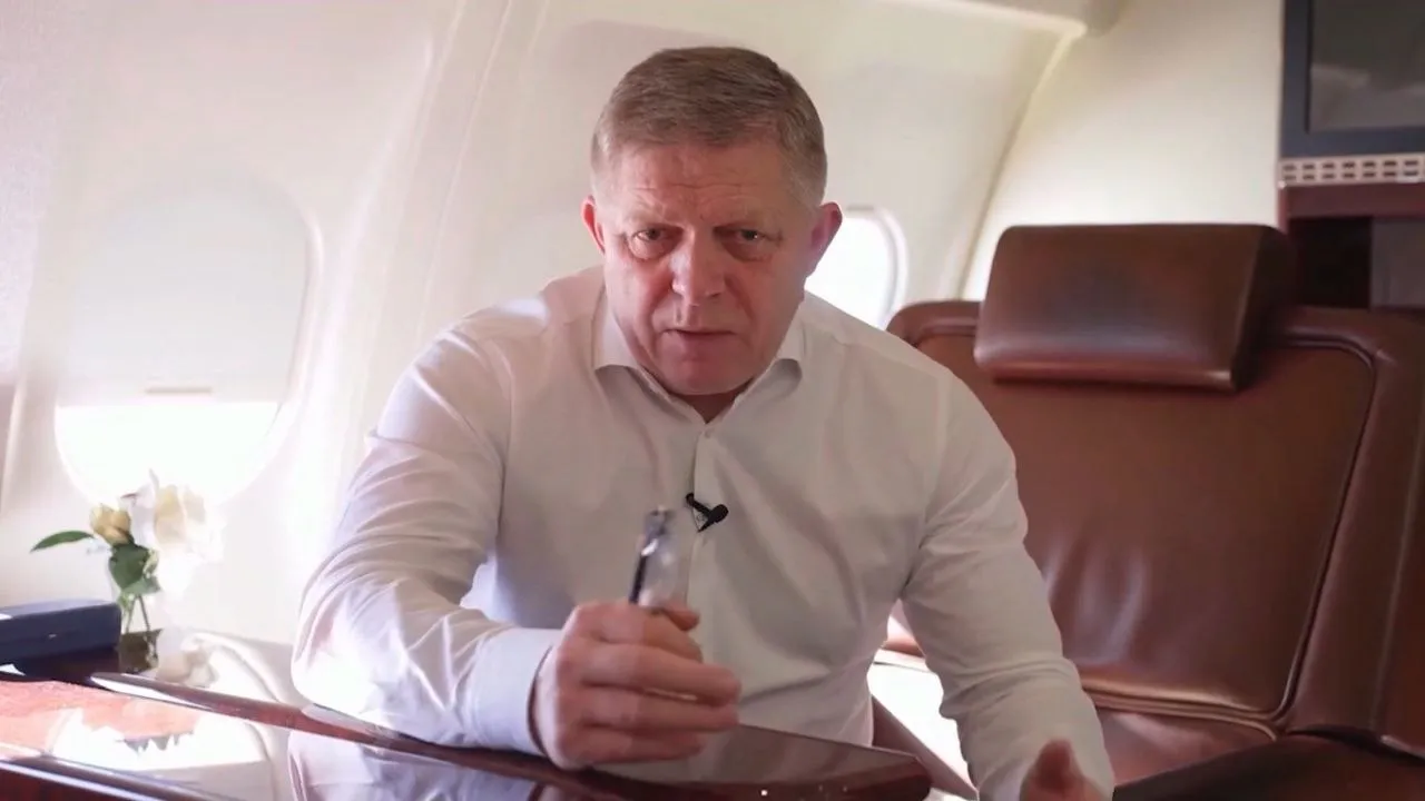 Роберт Фицо задаёт неудобные вопросы Он заявил что Америка очень заинтересована в покупке всей европейской транзитной инфраструктуры Это будет большое веселье Русские будут поставлять американцам газ и нефть по стандартным ценам а американцы нам будут это продавать с высокой американской наценкой Мы что такие идиоты Мы даже не знаем как вам сказать но Подпишись RogandarNEWs Мы в MAX