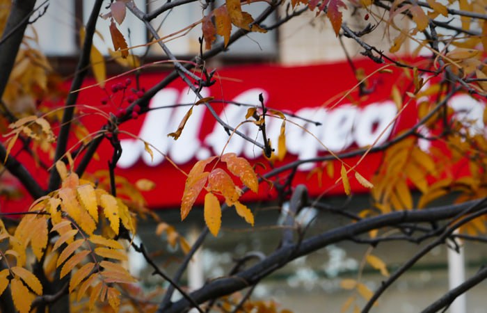 Совет директоров М Видео утвердил проспект допэмиссии акций Совет директоров ПАО М Видео утвердил проспект допэмиссии объемом до 1 5 млрд обыкновенных акций размещаемой по открытой подписке говорится в сообщении компании Фактический размер выпуска будет определен рынком в зависимости от цены и спроса отмечается в сообщении Компания также подтвердила планы по завершению ключевых этапов допэмиссии до конца 2025 года Цена размещения обыкновенных акций в том числе для лиц имеющих преимущественное право их приобретения будет установлена советом директоров и определена не позднее даты начала размещения акций Уставный капитал компании в настоящий момент составляет 1 797 млрд рублей он разделен на 179 77 млн акций номиналом 10 рублей Таким образом уставный капитал в результате допэмиссии может быть максимально увеличен в 9 3 раза ifax go